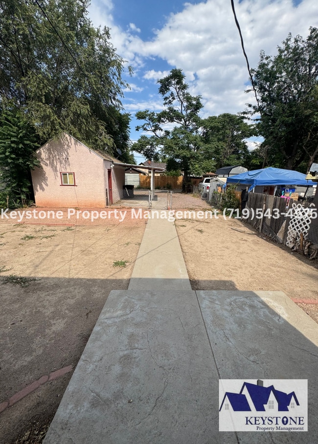 Building Photo - Centrally Located - 3 Bedroom/1.5 Bath Hou...