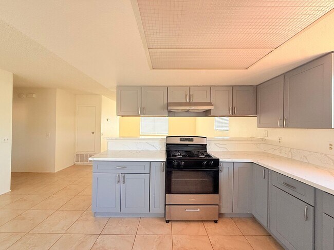 Building Photo - AVAILABLE NOW!!! 2 Bed 2 Bath Upstairs Apa...