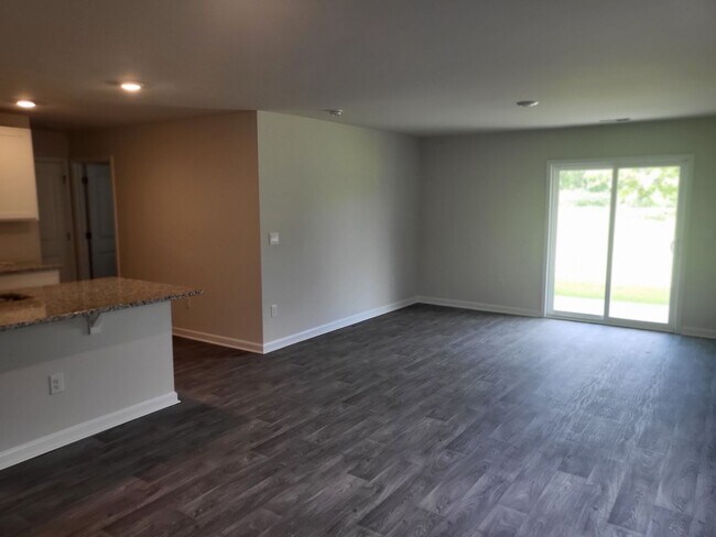 Building Photo - 5 bedroom/3 bath home in Aynor - 1/2 Off R...