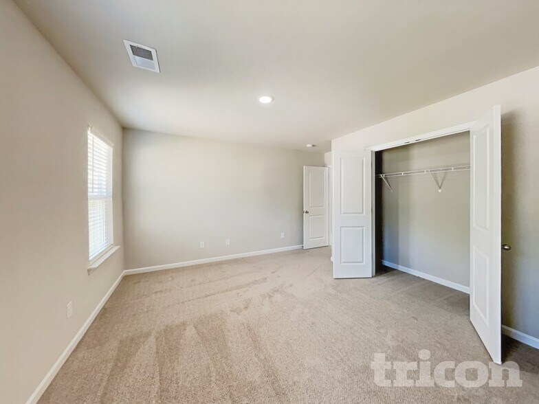 Building Photo - 228 Spring Knoll Dr