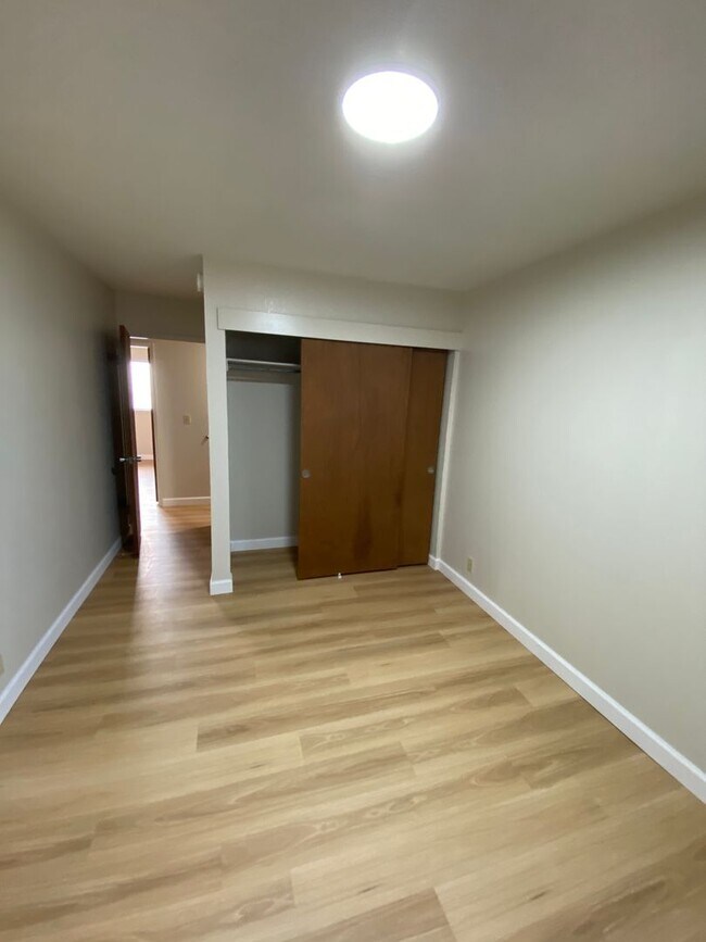 Building Photo - 843 21st Ave