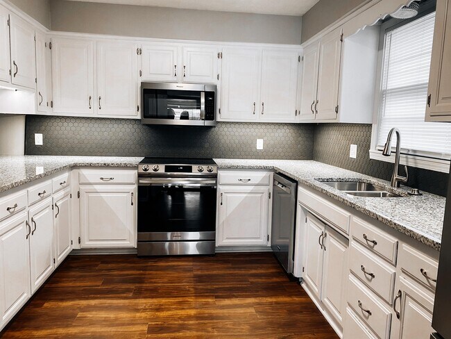 Primary Photo - 2833 S Claremont Ave