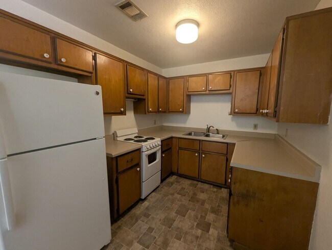 Primary Photo - 2 Bed/1 Bath Apartment in Melbourne