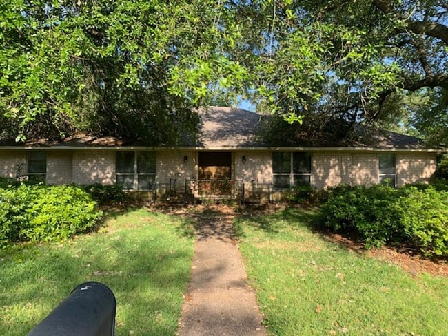 Building Photo - 3/2.5/2  LISD FENCED YARD PET FRIENDLY