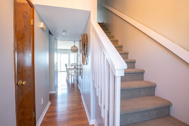 Building Photo - PERFECT FURNISHED RENTAL FOR A WINTER AT T...