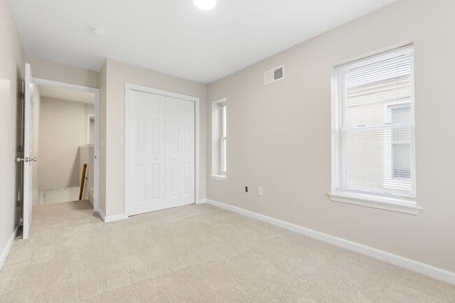Building Photo - Pet Friendly 2 BR townhouse