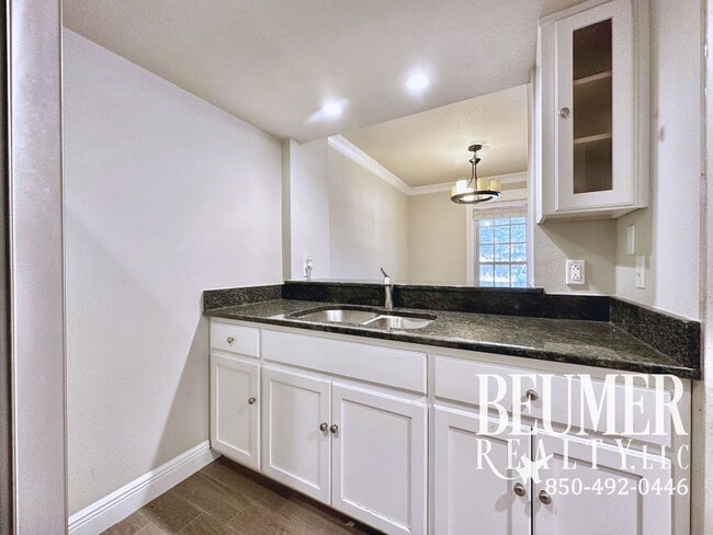 Building Photo - 2br 1.5 ba End Unit Townhome for Rent