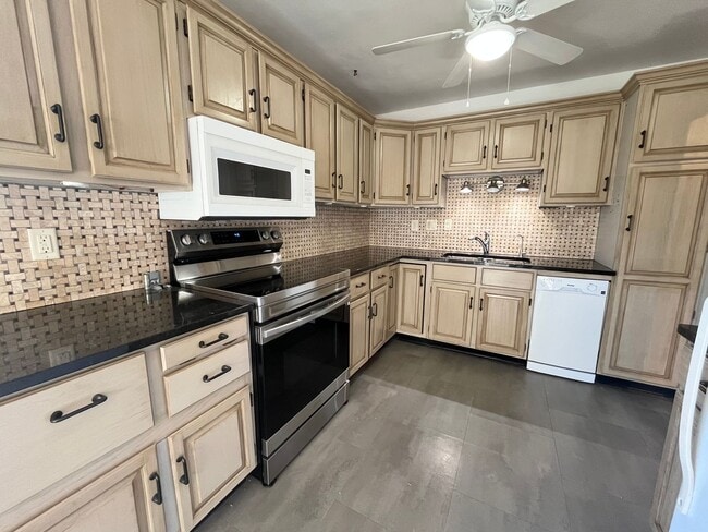 Building Photo - Spacious 2 Bed/2 Bath with Fenced in Yard!