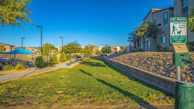 Building Photo - Like-new home with modern finishes and ope...