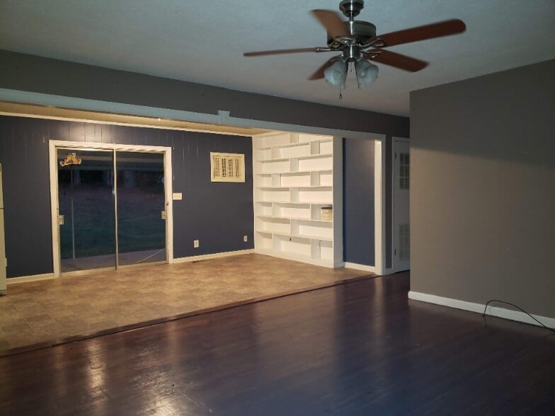 Building Photo - 5800 Clearview Hills Dr