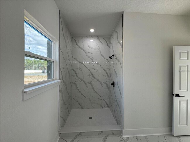 Building Photo - 702 Marion Oaks Manor