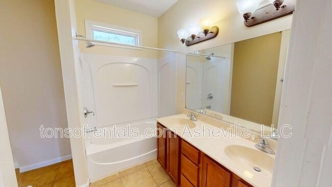 Building Photo - 111 Woodcreek Cir