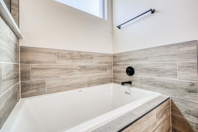 Building Photo - Beautiful East side House 4 bed-2.5 baths, part of The Overlook Casa Club that includes Swimming ...