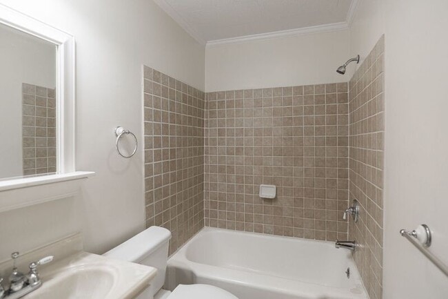 Building Photo - 1242 Hull Rd