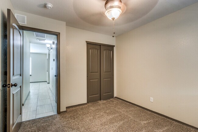 Building Photo - Home For Rent