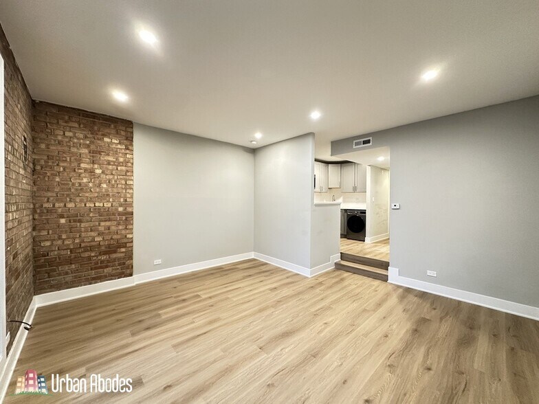 Building Photo - 1212 N La Salle Dr