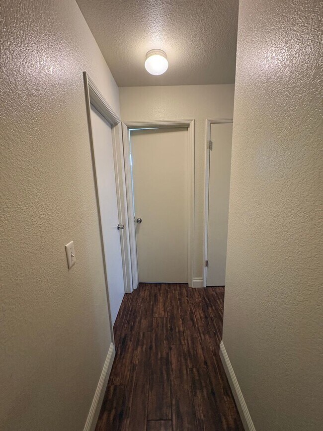 Building Photo - SE Visalia home Rent Ready!