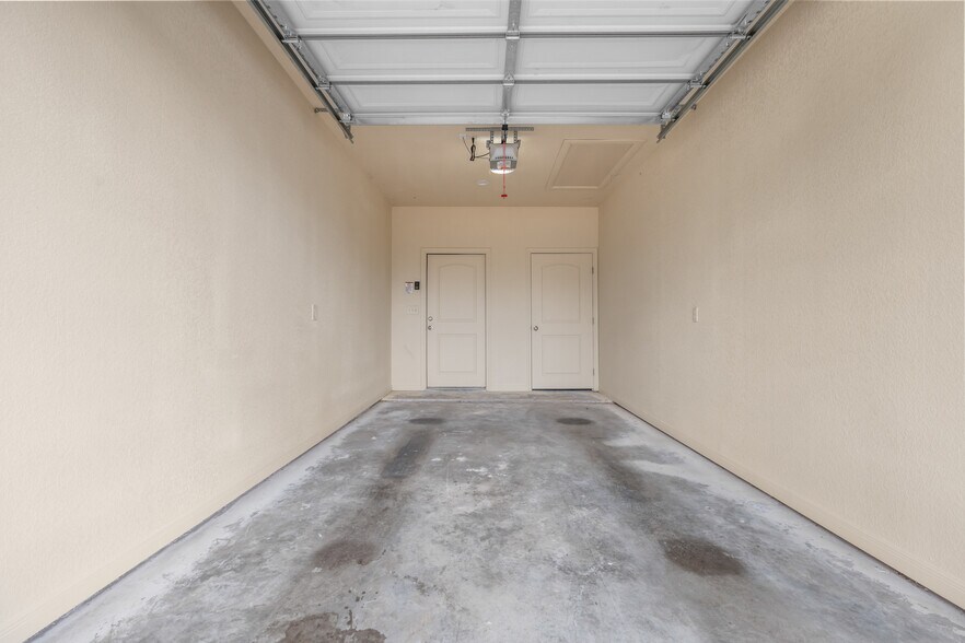 Building Photo - 525 E Spring Valley Rd