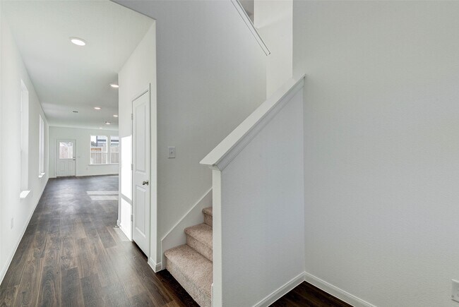 Building Photo - 25821 Hedgerow Dr