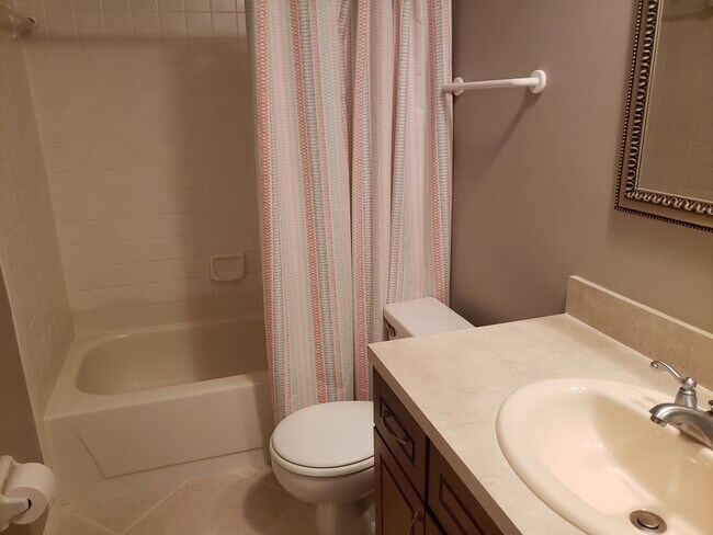 Building Photo - 2 bedroom, 2 bath in Woodmere Racquet Club