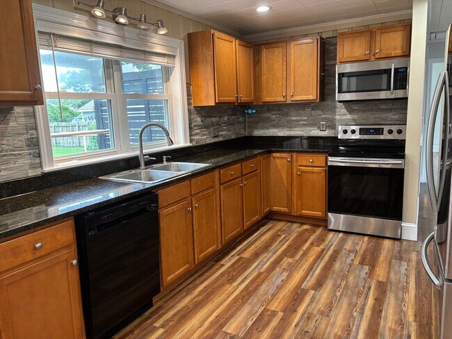 Building Photo - Updated 2 bedroom with Bonus room home in ...