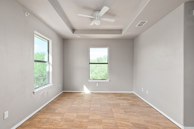 Building Photo - 2416 E Rogers Rd