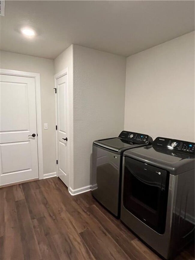 Building Photo - Modern 3-Bed, 2-Bath Home with Fenced Yard