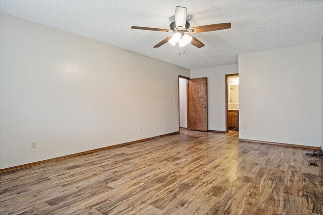 Building Photo - 128 W Platt Dr