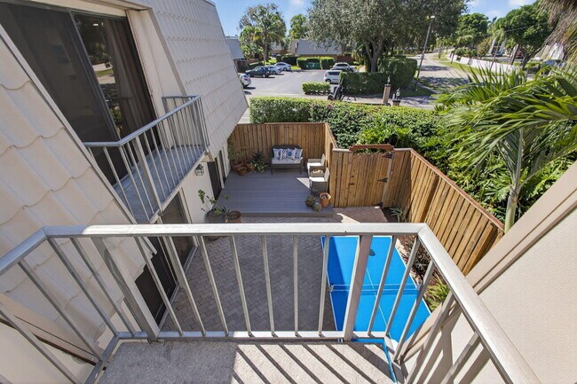 Building Photo - 1700 Embassy Dr