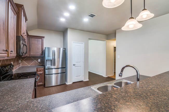 Building Photo - 805 Canyon Pl