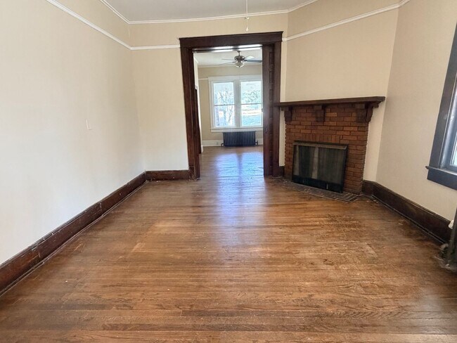 Building Photo - Come enjoy this completely renovated 1 bed/ 1 bath apartment close to shopping, walking trails, m...