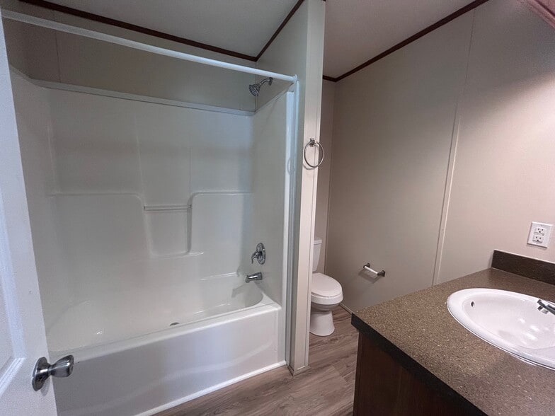 Building Photo - 5 Oak Tree Ln