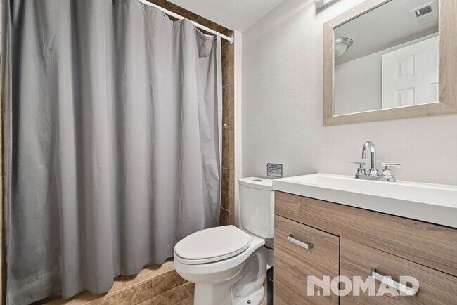 Building Photo - Spacious 5BR House in Aurora