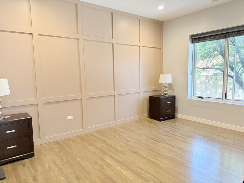 Master bedroom - 2505 W Carmen Ave