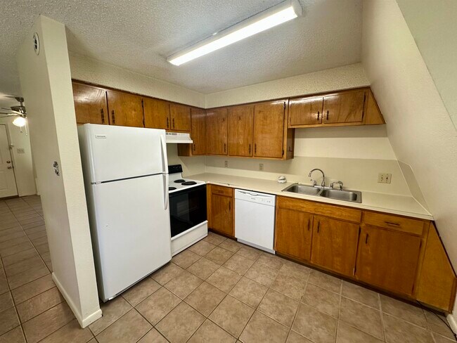 Building Photo - 220 Big Oaks Dr