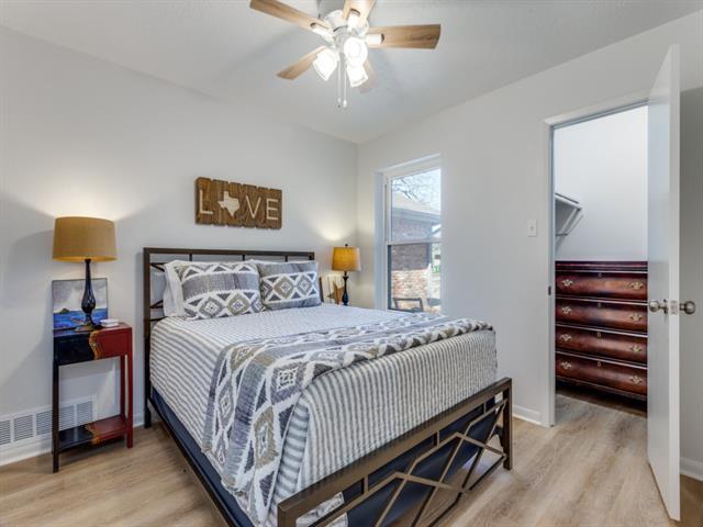 Building Photo - 2310 Oakwood Ln