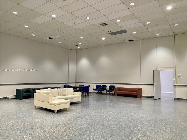 Building Photo - 17011 N Bay Rd