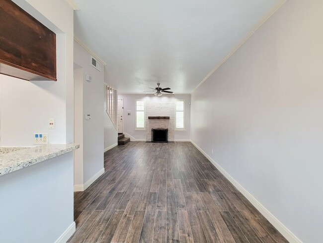 Building Photo - Medical Center Living at Its Best – Poolsi...