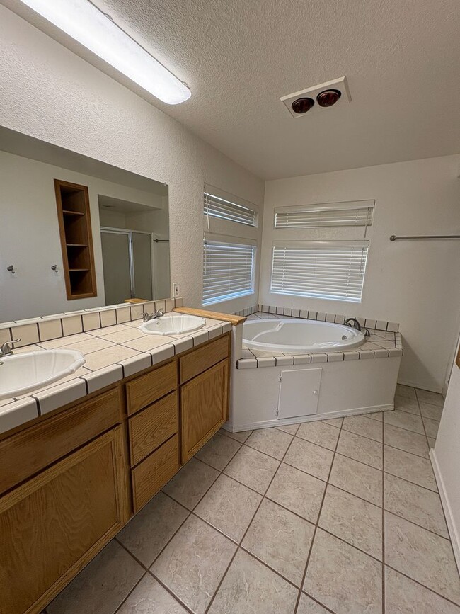 Building Photo - Spacious 3-Bedroom Home in Golden Hills