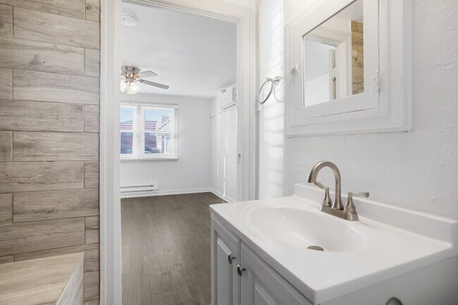 Building Photo - Updated 1 bed with flex space and yard