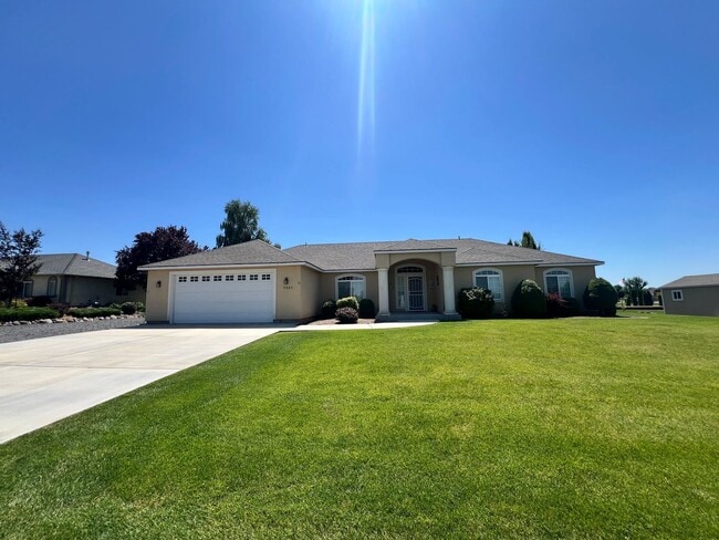 Building Photo - Well Maintained Home in Pelican Point Comm...