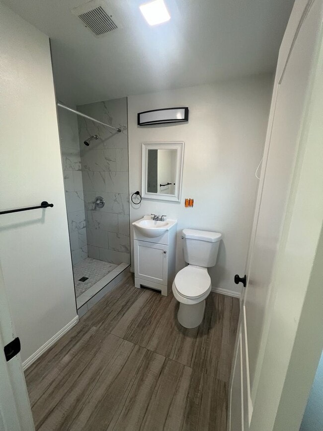 Building Photo - Spacious 4 bedroom, 2 bath single family home