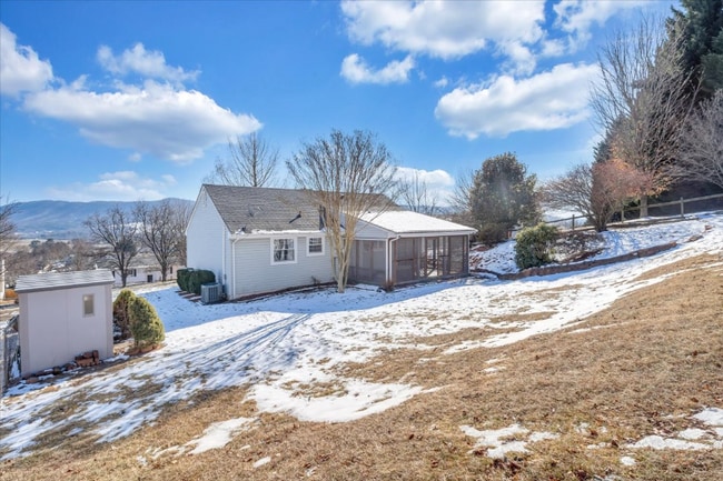 Building Photo - 518 Hillview Dr