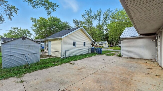 Building Photo - New 3 bedroom listing!