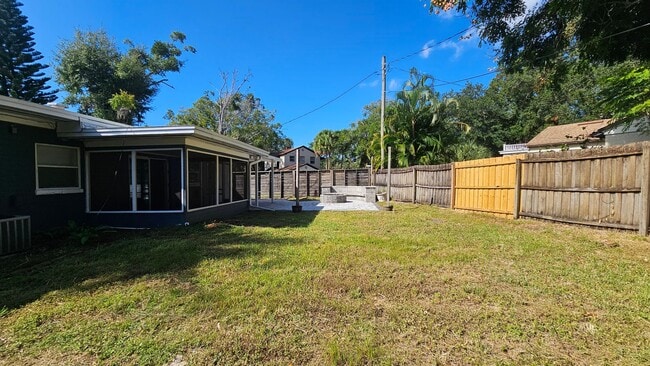 Building Photo - Charming SODO home with a fenced in backya...
