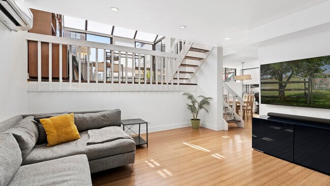 Building Photo - 225 E 86th St