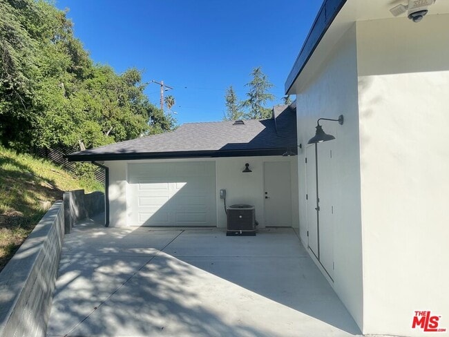 Building Photo - 5015 Redwillow Ln