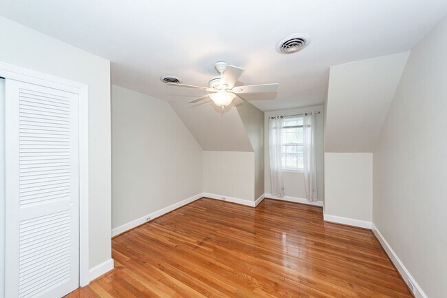 Building Photo - 6 Bedroom, 2.5 Bath House in Drayton on th...