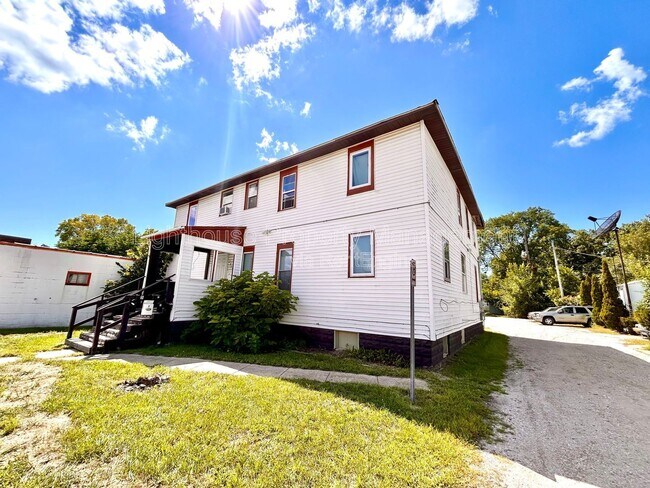 Building Photo - 2825 Sanford St