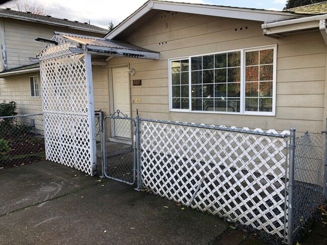 Building Photo - Updated 3 bedroom, 2 bathroom duplex in Sp...
